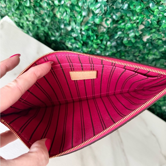 Louis Vuitton Monogram Neverfull Pouch Pink Interior - Picture 5 of 7